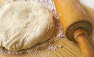 Важно, чтобы тесто не получилось крутым, поэтому по мере замеса можно добавлять воду или муку. Правильно замешенное тесто не должно прилипать к ладоням. Раскатать его скалкой в пласт толщиной не более 5 мм.