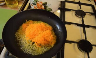 За это время обжарить до легкого золотистого цвета измельченную морковь.