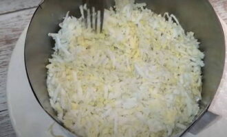 Поверх сыра выкладываются натертые яйца и также покрываются майонезом.