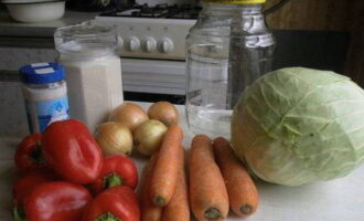 Сразу подготовить, согласно рецепту, все овощи, специи и чистые сухие банки.