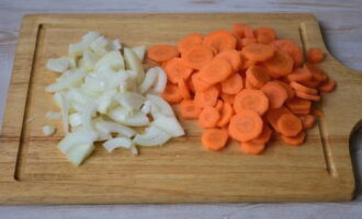 Чистим и промываем морковь с луком. Морковь нарезаем тонкими кружками, а лук четверть кольцами.