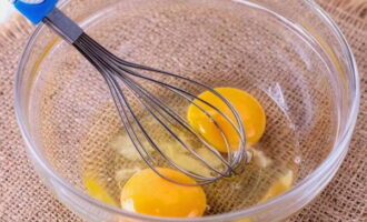 В другой посуде венчиком взбиваем два яйца со щепоткой соли.