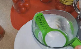По истечении этого времени воду из банок перелить в мерную посуду, чтобы правильно рассчитать пропорцию маринада.