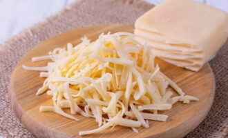 Кусок любого твердого сыра измельчаем на крупной терке.