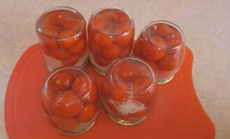 Далее помидоры в снегу с чесноком в литровых банках поставить на крышки, накрыть вашей «шубой» для консерваций и после полного остывания перенести на хранение в прохладное темное место. Изначально мутный из-за чеснока маринад со временем станет прозрачным. Удачных и вкусных заготовок!