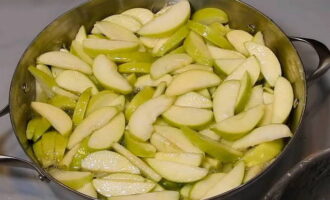 Посуду прикрыть крышкой и оставить яблоки в сиропе на 12 часов или на ночь.