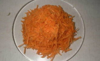 Очищенную морковь измельчить на мелко или средней терке, чтобы не заглушила в салате вкус других овощей.