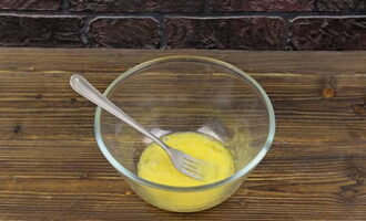 Куриное яйцо предварительно вымойте и обсушите. Разбейте его в глубокую миску. Хорошенько размешайте вилочкой со щепоткой соли.