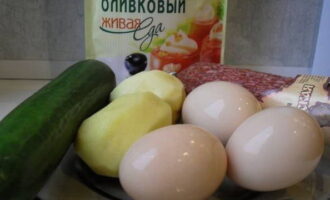 Сразу подготовьте ингредиенты для салата согласно рецепту и нужному вам количеству порций. Отваренные картофель и яйца очистите. Промойте огурец.