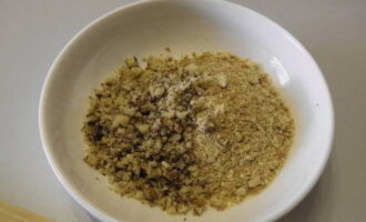 Остатки песочного печенья и очищенные орехи измельчите с помощью скалки или кофемолки. Не нужно измельчать в пыль.