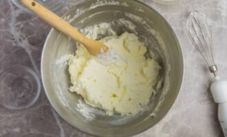 Сыр порционно кладем к взбитым сливкам, соединяя компоненты на небольшой скорости.