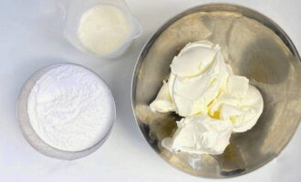 Ингредиенты для крема точно отмерить в указанном в рецепте количестве, чтобы результат не разочаровал. Творожный сыр со сливками взять только холодными. Сахарную пудру просеять через сито.