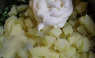 В последнюю очередь к салату добавьте майонез и соль. Ингредиенты с майонезом аккуратно перемешайте и снимите пробу.