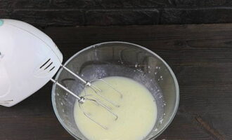 Пряники легко можно приготовить в домашних условиях. В глубокую миску отправляем кефир, яйцо, два вида сахара и соль. Взбиваем все миксером до однородности.