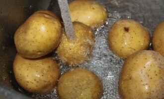 В идеале, в этом рецепте необходимо использовать молодой картофель вместе с кожурой. Ингредиент хорошенько промываем под струей воды.