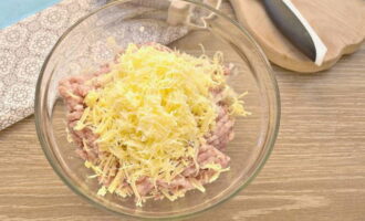 100 граммов сыра твердых сортов измельчите на терке и сложите к фаршу.