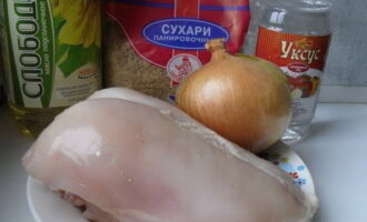 Подготовьте, согласно рецепту, все ингредиенты для блюда. Филе курицы промойте холодной водой и салфеткой обсушите.