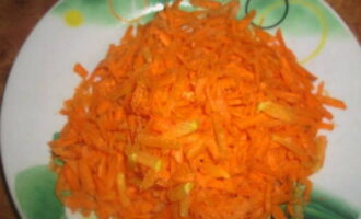 Очищенную морковку натираем на крупной терке.