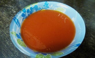 2 столовые ложки качественной томатной пасты сложите в миску, и залейте горячей водой, посахарите и размешайте до однородности.