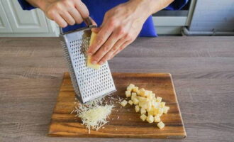 Половину твердого сыра нарежьте кубиком, остальную половину натрите теркой.