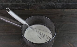 В это время займемся приготовлением глазури. В небольшом сотейнике смешиваем сахарную пудру с молоком. Перемешиваем, доводим до кипения и готовим пару минут.