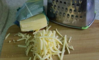 Натираем твердый сыр на крупной терке.