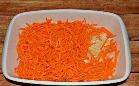 Горбуша с луком и морковкой в духовке