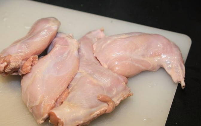 При какой температуре запечь курицу - целиком или по частям?