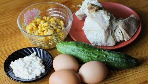 Салат с вареной курицей — 10 простых и вкусных рецептов