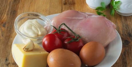 Салат с вареной курицей — 10 простых и вкусных рецептов