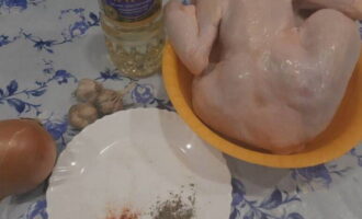 Жареная курица с золотистой корочкой на сковороде готовится очень просто. Подготовим необходимые продукты: курицу, овощи и специи.