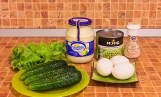 Составьте ингредиенты для легкого салатика. Салатные листья и огурчики сполосните и просушите.