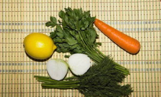 Пучки петрушки и укропа сполосните. Лимон обдайте кипятком. Морковку хорошо вымойте или поскрябайте ножом. Луковицу освободите от шелухи.