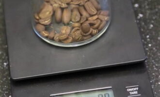 На кухонных весах взвесьте кофейные зерна. Не нужно пользоваться весами каждый раз. Если вы будете варить кофе постоянно, то количество сможете определять на глаз.