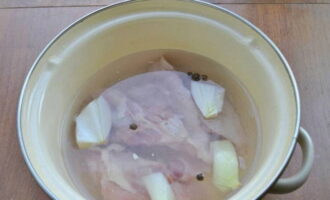 Классический бешбармак из курицы в домашних условиях готовится очень просто. Курицу погружаем в воду с одной луковицей и горошинами душистого перца. Кипятим, солим бульон и провариваем один час. В конце добавляем лавровый лист.