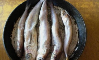 Как приготовить вкусное блюдо из путассу? Заранее размораживаем и промываем рыбу.