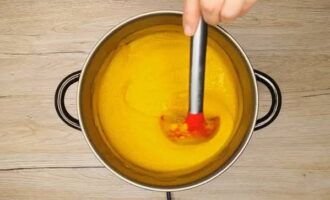 Суп поставьте на плиту и прогрейте пару минут.