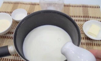 После кипения в молоко добавляем щепотку соли.