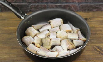 Порционные кусочки выкладываем на сковороду, посыпаем солью и перцем.