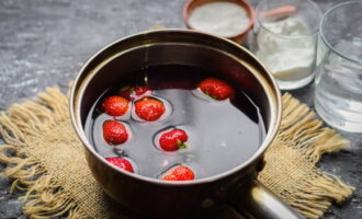 Замороженные ягоды перекладываем в кастрюлю или сотейник. Заливаем их литром чистой воды.