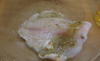 Дальше рыбные кусочки посыпаем солью и половиной специй.