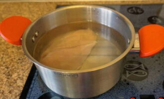 Куриное филе заливаем водой и ставим на плиту.