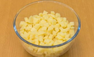 Картошку промойте под водой и очистите от кожуры ножом или овощечисткой. Нарежьте квадратиком.