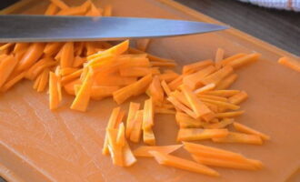 Очищаем морковку и нарезаем ее небольшими брусочками.