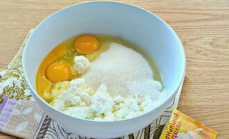 В отдельной посуде соединяем яйца, творог и два вида сахара.