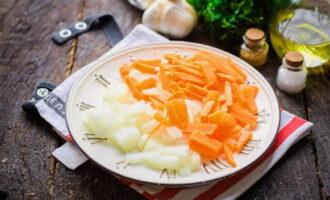Почищенную морковку настругайте соломкой или брусочками. Репчатый лук очистите от шелухи, нарежьте, как вам нравится.