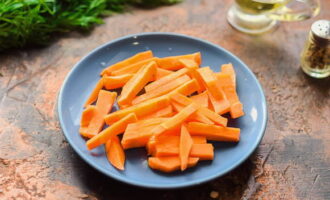 Морковку вымойте и почистите от кожуры овощечисткой, порежьте брусочками.