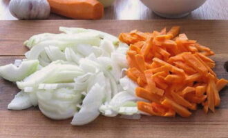 В это время очищаем овощи, лук мелко режем ножом, морковку натираем на крупной терке.