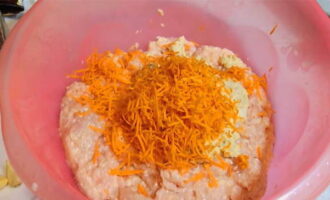Сюда же отправляем измельченный чеснок, куриное яйцо, соль, специи и натертую на терке морковь.