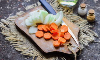 Морковку нарубите толстыми кружочками. С луковицы снимите шелуху и нарежьте произвольно.